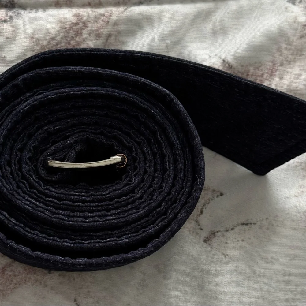 Michael Kors navy blue fabric canvas belt with silver buckle, size 64” preppy
